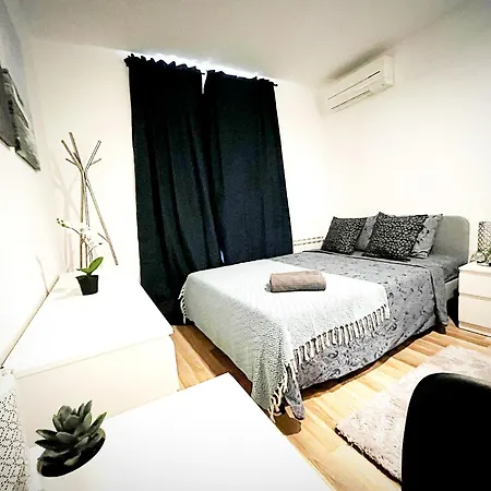 By La Boqueria Hostel *
